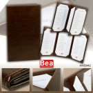 Exterior e interior revestido a sintético imitación piel marrón. Interior revestido al 100%, de Imit. piel del mismo material, con ángulos de 45 grados, para encaje de hojas. Tapas duras de 4,5mmm de grosor. Formato cerrado de 28x17cms. Cuatro (4) vistas 